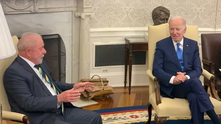 10fev2023 Os Presidentes Lula E Joe Biden Conversam Em Encontro Na Casa Branca 1676064497812 V2 900x506.jpg