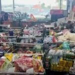 Carrinhos cheios são abandonados na fila do supermercado